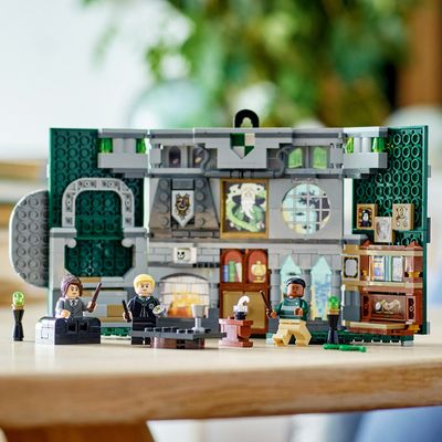 Магазин обуви Конструктор LEGO Harry Potter Флаг общежития Слизерин 76410
